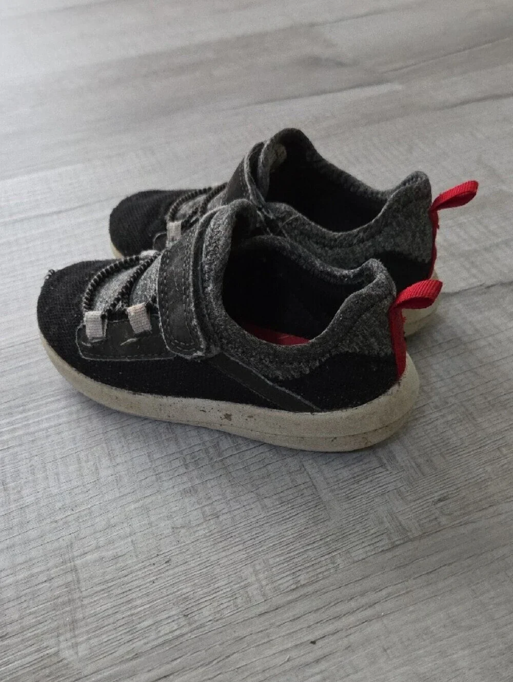 Carter's Black and Red Kids Hook-and-Loop Sneakers Size 9